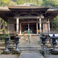 Photo taken at 母養山 宝樹院 恩山寺 (第18番札所) by asami . on 3/24/2022