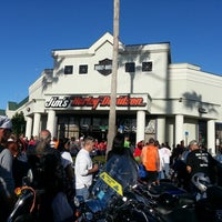 Photo prise au Jim&#39;s Harley-Davidson of St. Petersburg par Tina M. le12/2/2012