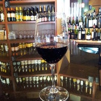 Foto tirada no(a) The Wine Experience por Lindsey R. em 12/8/2012