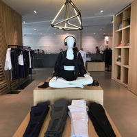 รูปภาพถ่ายที่ ALO Yoga Store โดย Alexa S. เมื่อ 6/9/2017