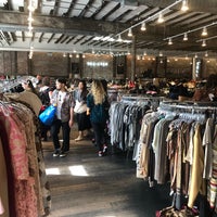 Foto diambil di Beacon&#39;s Closet oleh Alexa S. pada 5/20/2018