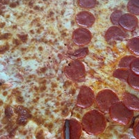 Foto tirada no(a) Tony Oravio Pizza por Andrew H. em 4/15/2021