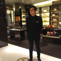 Photo taken at Gucci by Marujoh H. on 3/26/2015
