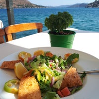 Foto tirada no(a) Tymnos Restaurant por Mev L. em 7/28/2019