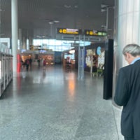 Foto diambil di Aeropuerto de Santiago de Compostela oleh Ki E. pada 10/25/2022