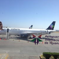 รูปภาพถ่ายที่ Aeropuerto Internacional de Tijuana (TIJ) โดย Joseph S. เมื่อ 4/29/2013
