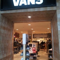 vans store stockdale hwy