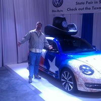รูปภาพถ่ายที่ Volkswagen Showroom at the State Fair โดย Brad R. เมื่อ 10/6/2012