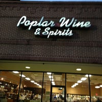 Foto tirada no(a) Poplar Wine &amp; Spirits por Jason K. em 3/23/2013