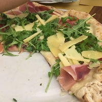 Photo taken at Pizzeria O&amp;#39; Vesuvio Napoletana Forno Legna by Beatriz C. on 6/11/2018