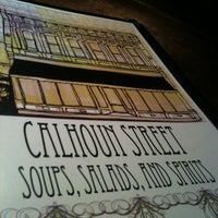 รูปภาพถ่ายที่ Calhoun St. Soups Salads and Spirits โดย Colin W. เมื่อ 3/22/2013