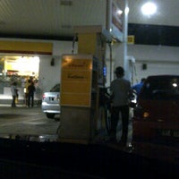 Photo taken at Shell, Pekan Gemenceh by Rizal on 8/11/2013
