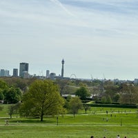 Photo taken at Primrose Hill by 𝕻𝖊𝖉𝖗𝖔 . on 4/18/2024