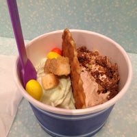 Foto tirada no(a) Tasty Waves Frozen Yogurt Cafe por Hobson L. em 1/12/2013