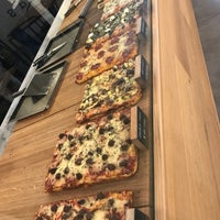 Das Foto wurde bei Sicilia&amp;#39;s Pizza Cuts von Khaled A. am 7/2/2017 aufgenommen