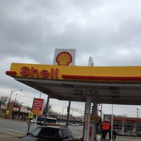 รูปภาพถ่ายที่ Shell โดย Devin H. เมื่อ 4/15/2013
