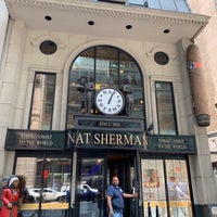รูปภาพถ่ายที่ Nat Sherman Townhouse โดย Jeff S. เมื่อ 5/31/2019