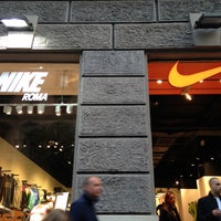 Das Foto wurde bei Nike Store Cola di Rienzo von Yousuf ❖ يوسُف O. am 4/20/2013 aufgenommen