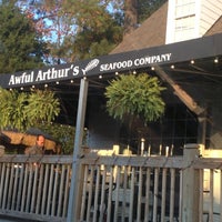 รูปภาพถ่ายที่ Awful Arthur&amp;#39;s Seafood Company โดย Lisa R. เมื่อ 10/25/2012