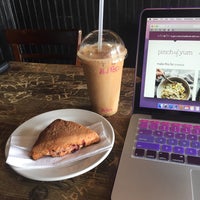 6/15/2016 tarihinde Abby A.ziyaretçi tarafından MoonBeans Coffee'de çekilen fotoğraf