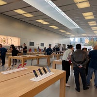 Photo taken at Apple Lincoln Park by DinkyShop S. on 9/17/2022