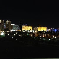 รูปภาพถ่ายที่ Casino Tower at Hard Rock Hotel &amp; Casino โดย Alex เมื่อ 11/22/2012
