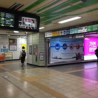 Photo taken at Hongik Univ. Stn. by Denny W. on 4/18/2013