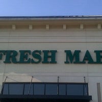 Foto tirada no(a) The Fresh Market por Garrett S. em 12/13/2011