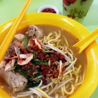 Photo taken at The Old Stall Hokkien Street Famous Hokkien Prawn Mee by Addy T. on 4/30/2014