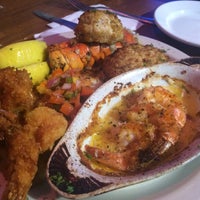 Foto scattata a Snappers Seafood Restaurant da Jim T. il 7/16/2014