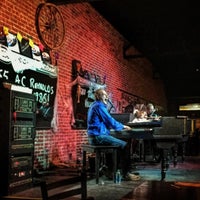 Foto tomada en Off the Wagon Dueling Piano Bar  por Kevin D. el 10/25/2015