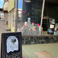 Foto tirada no(a) The Haunted Book Shop por Emily B. em 1/25/2022