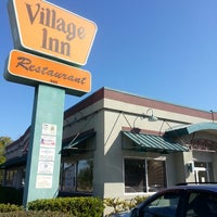 รูปภาพถ่ายที่ Village Inn โดย WILFREDO &amp;quot;WILO&amp;quot; R. เมื่อ 3/9/2013