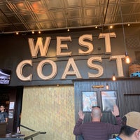 Das Foto wurde bei West Coast Tavern von Ériķ R. am 4/13/2019 aufgenommen