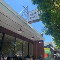 7/2/2021 tarihinde Ériķ R.ziyaretçi tarafından Beauty&amp;#39;s Bagel Shop'de çekilen fotoğraf