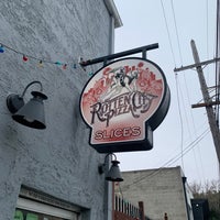 7/2/2021 tarihinde Ériķ R.ziyaretçi tarafından Rotten City Pizza'de çekilen fotoğraf