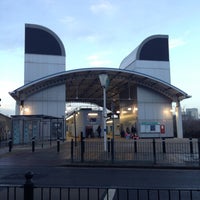 Photo taken at Island Gardens DLR Station by Andres M. on 12/16/2012