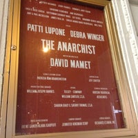 Das Foto wurde bei The Anarchist at the Golden Theatre von Katie P. am 11/15/2012 aufgenommen