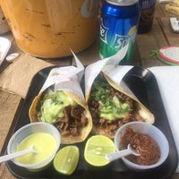 รูปภาพถ่ายที่ La Baja Tacos โดย KAr K. เมื่อ 1/13/2017