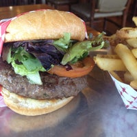 รูปภาพถ่ายที่ Burger Me โดย Guy J. เมื่อ 5/12/2014