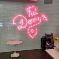 Foto tirada no(a) Fat Denny’s Cafeteria por Jacob V. em 5/2/2018