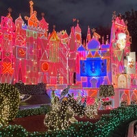 Photo taken at It&amp;#39;s a Small World by BiTa F. on 11/18/2023