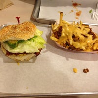รูปภาพถ่ายที่ Moe&amp;#39;s Burger Joint โดย Shane G. เมื่อ 3/4/2013