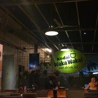 รูปภาพถ่ายที่ KEDAI WAKA WAKA โดย Adhi R. เมื่อ 1/18/2016