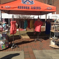 รูปภาพถ่ายที่ Auburn University Bookstore โดย Jennifer E. เมื่อ 2/28/2013