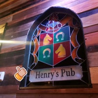 Снимок сделан в Henry&amp;#39;s Pub &amp;amp; Restaurant пользователем Matt M. 9/8/2019