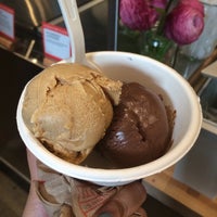รูปภาพถ่ายที่ Jeni&amp;#39;s Splendid Ice Creams โดย Tina L. เมื่อ 7/9/2014