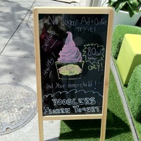 รูปภาพถ่ายที่ Yooglers Frozen Yogurt โดย Tina L. เมื่อ 6/5/2013
