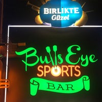 Снимок сделан в Bull&#39;s Eye Sports &amp; Bar пользователем DenizDerin D. 6/6/2018