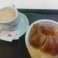 Foto diambil di Pizza Hut oleh Jhony V. pada 1/10/2013